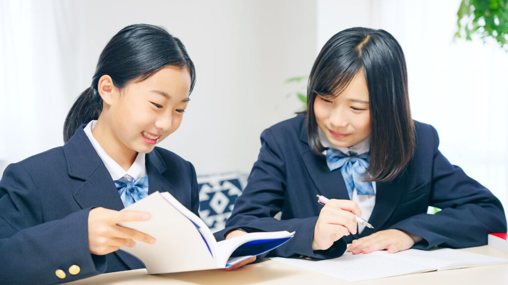 勉強する二人の女子学生